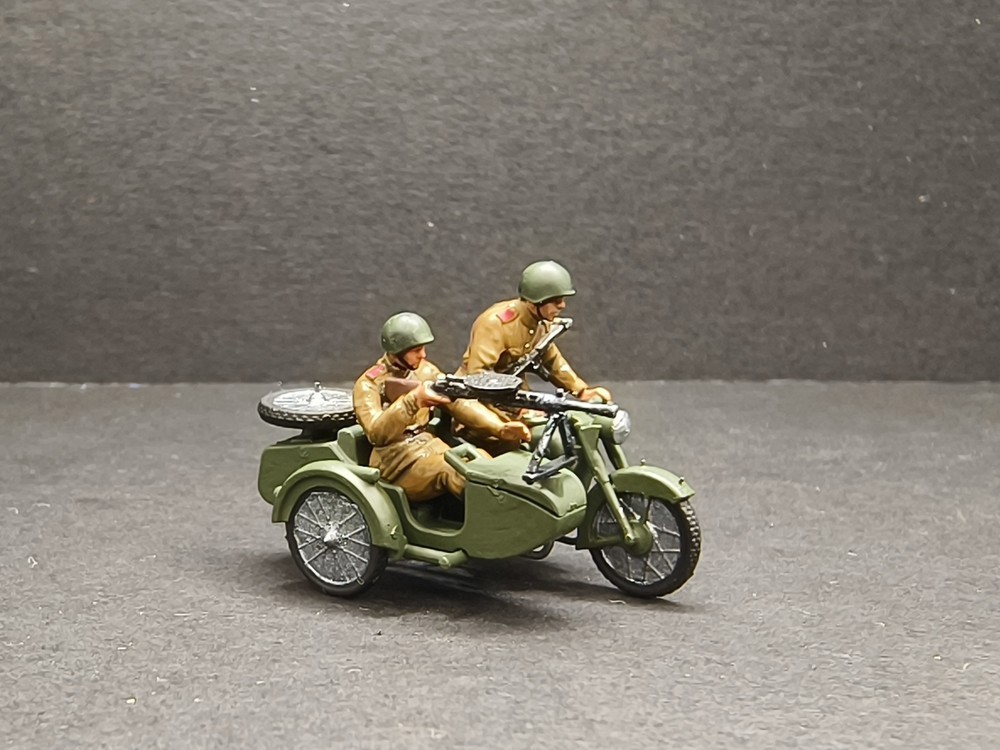 1/72 Soviet M-72 Sidecar Motorcycle With 2 Soliders Model