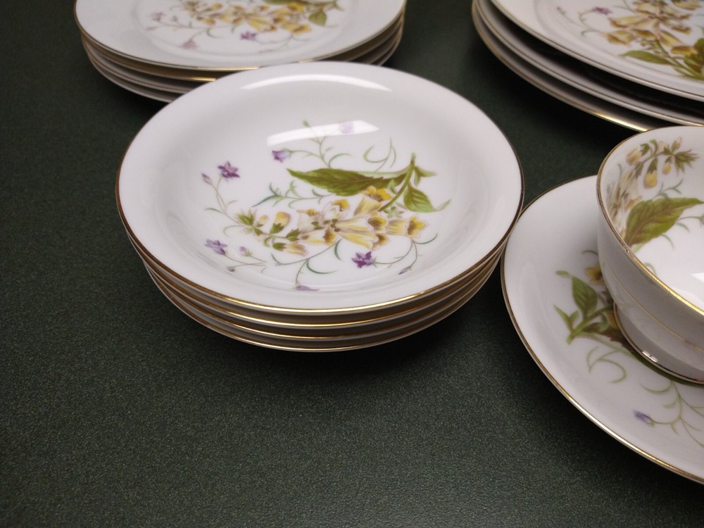 28 Piece Place Setting NORITAKE China CANTERBURY 5226 pattern Excellent Cond.