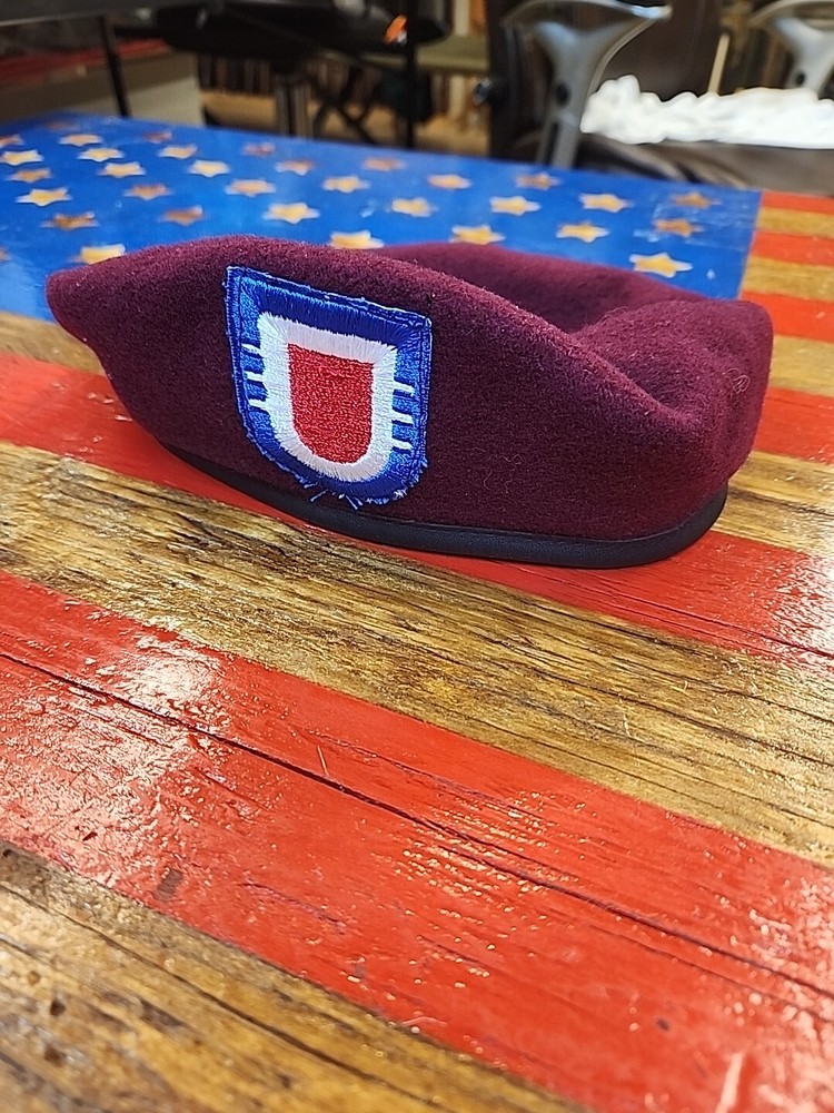 US Army Airborne Berrett with Flash Unknown Size 3702