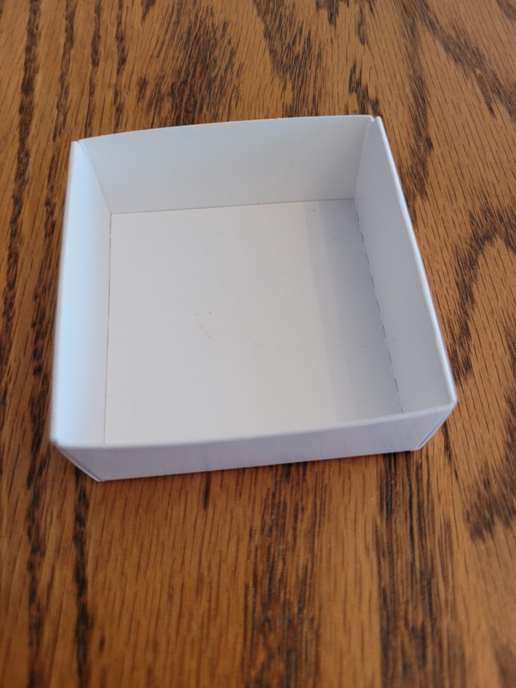 FB-24 Fold up boxes 100 count White 2 1/2" X 2 1/2"