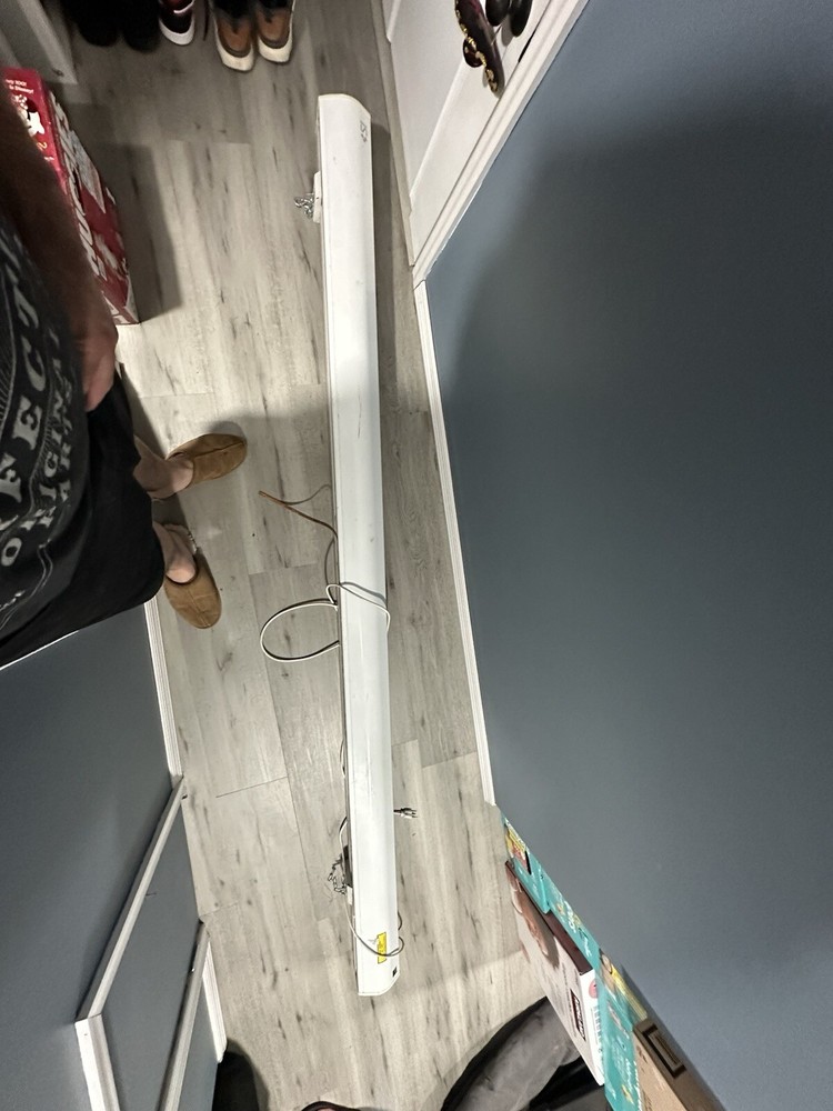 Screen Innovation Projector Screen 100in Used(Automatic Down And Up)