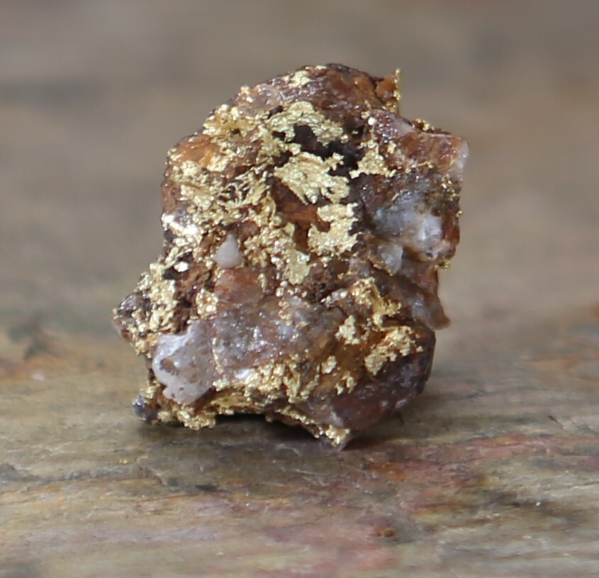 21.2 gram GOLD QUARTZ SPECIMEN with Iron highlights