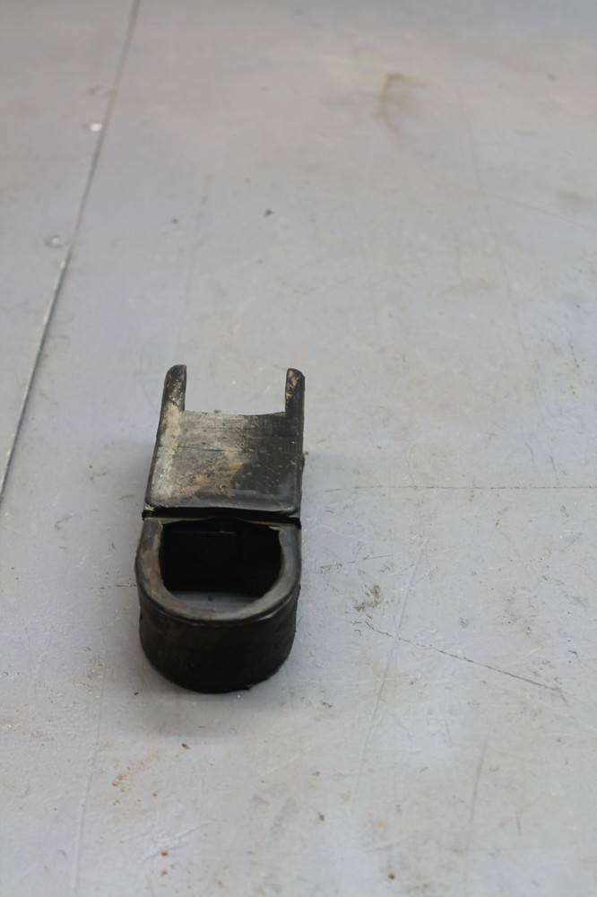 1982 SUZUKI GS300L CHAIN GUIDE