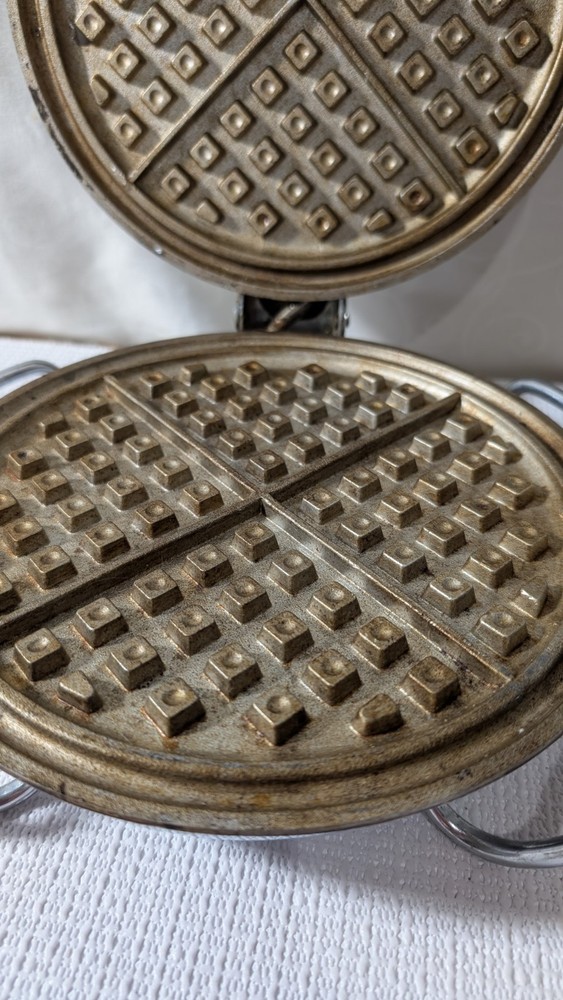 McGraw Elec Co Waffle Iron-mod#261-Great Shape