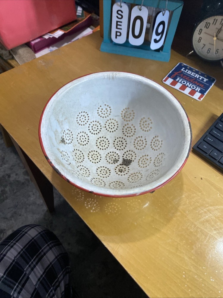 vintage food strainer/enamel/ (1 damaged hook) 2quart