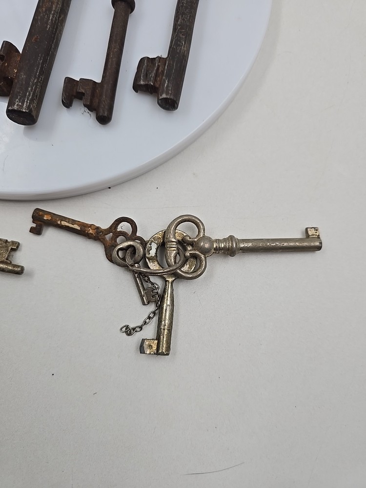 16 Skeleton Keys Various Styles And Sizes