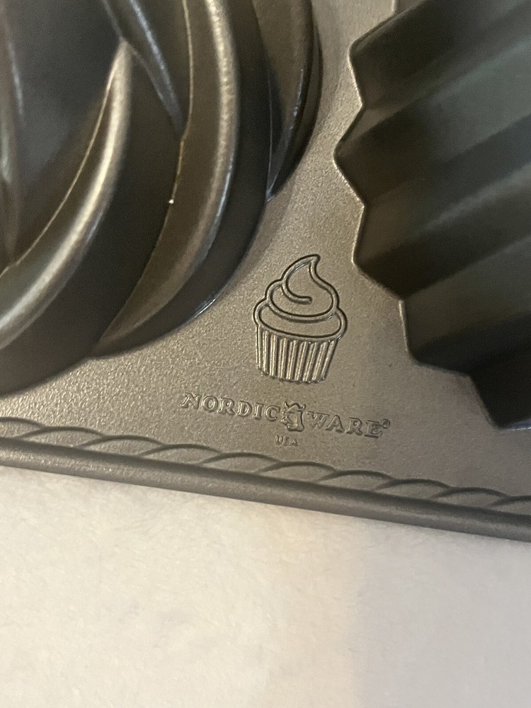 Nordic Ware Giant Cute Cupcake Cake 6 Cups