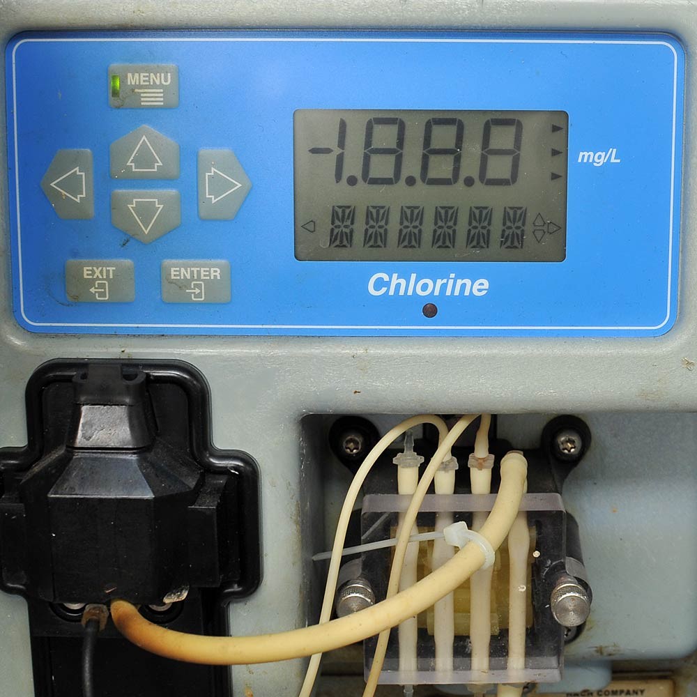Hach CL17 Chlorine Analyzer 5400-60 AS-IS Powers On, Motor Runs, Has Pump Issues