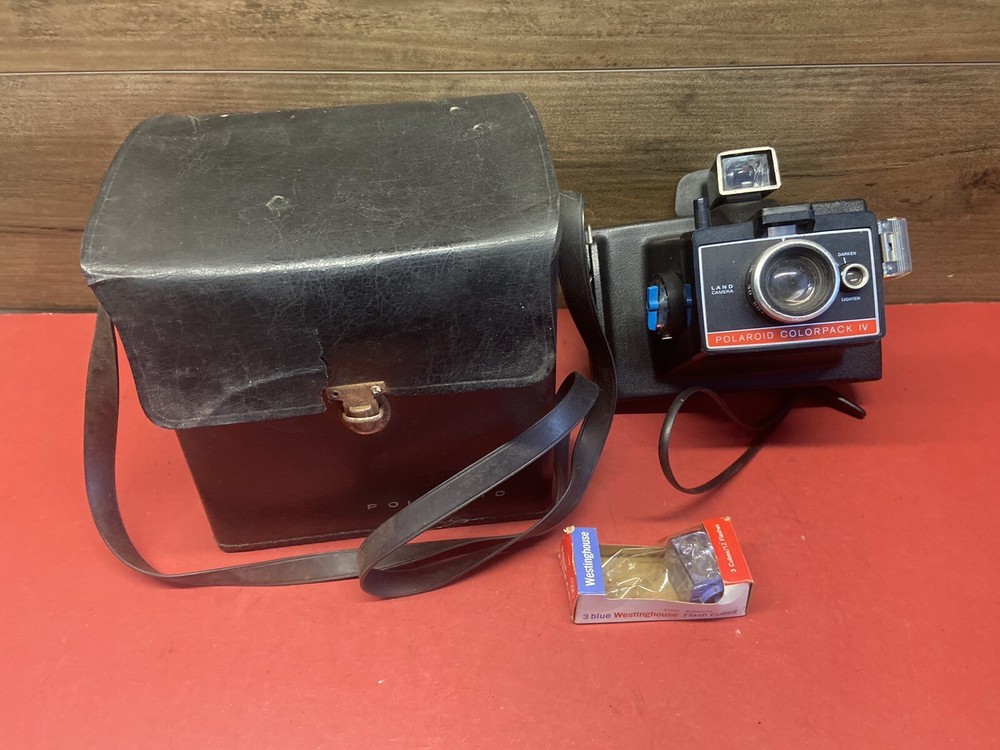 POLAROID COLORPACK IV LAND CAMERA VINTAGE  *UNTESTED* WITH CASE