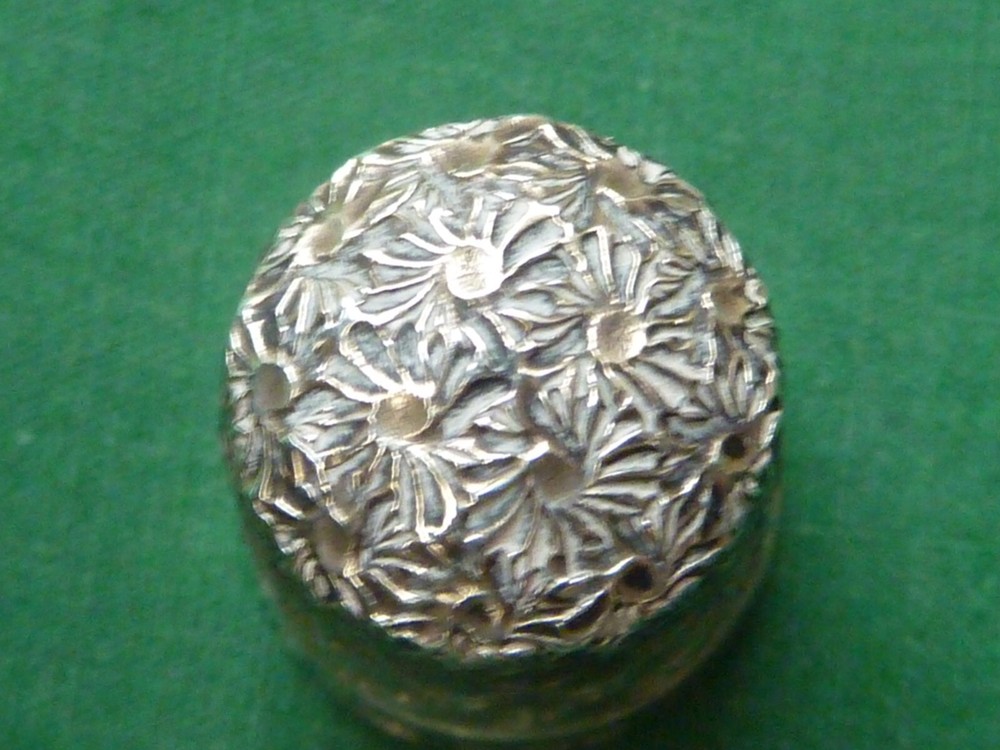 VINTAGE 1948 JS & S SILVER THIMBLE "6"