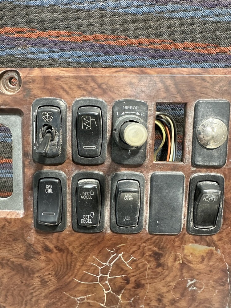 Mack CXU613 SWITCH PANEL Dash Panel - Used | P/N 84MT5102M