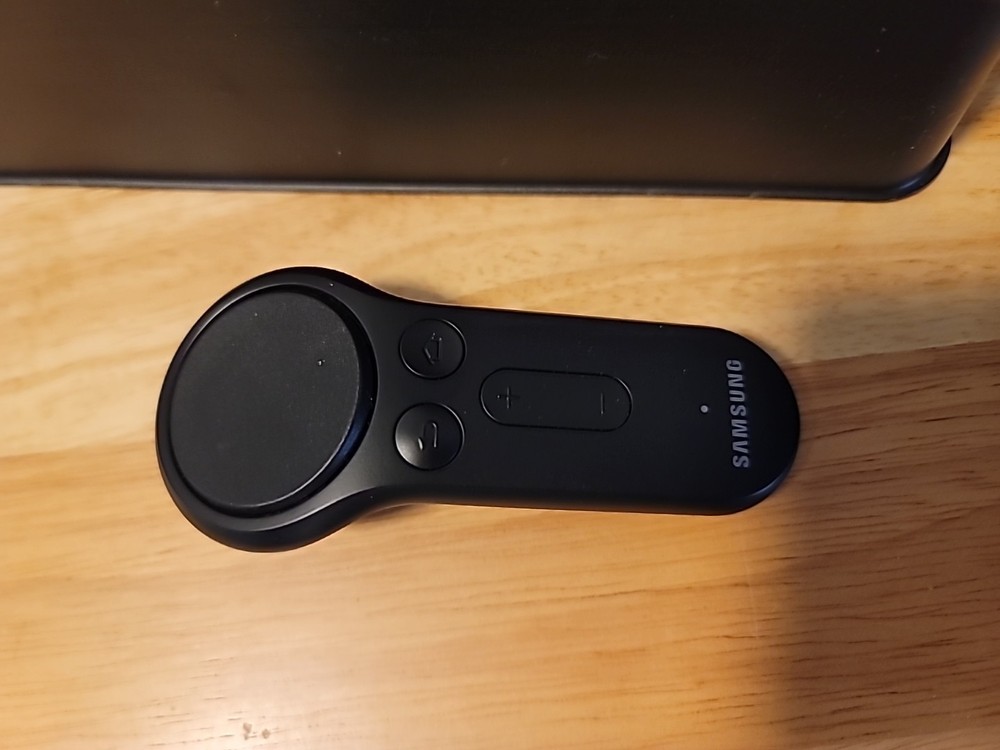 Samsung Gear VR Powered By Oculus Virtual Headset W/Controller SM-R324
