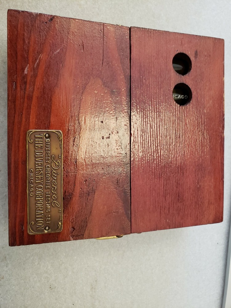 Vintage Diversey "DIVERSOL" CHLORINE TESTING KIT CHICAGO ( B2-3)
