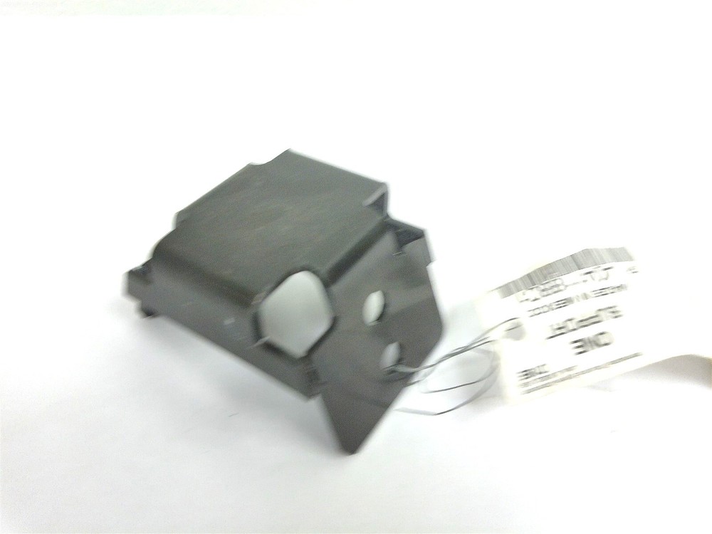 4041188C1 NEW INTERNATIONAL LOWER REAR PANEL SUPPORT