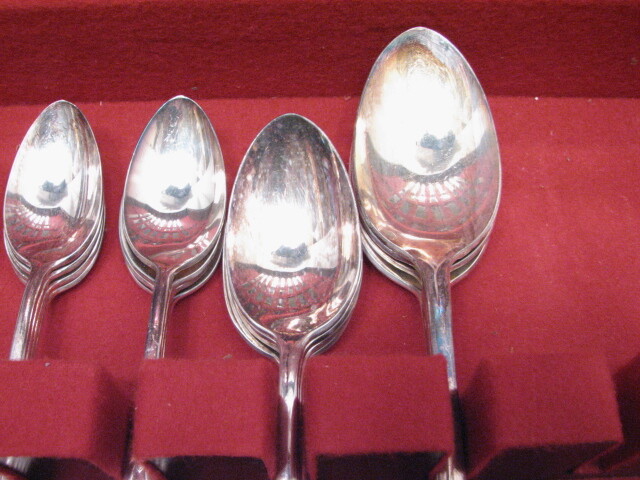 Wm Rogers Mfg Co Set 32 pcs Silver Plated Flatware Pickwick w/Box