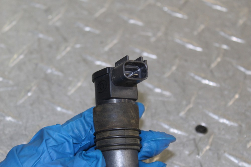 2001 SUZUKI GSXR1000 IGNITION COIL SPARK PLUG CAP