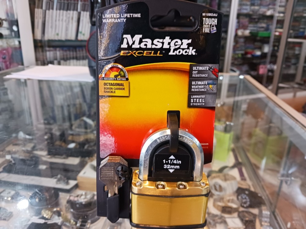 MASTER LOCK PADLOCK EXCELL 32mm OCTAGONAL BORON CARBINE SHACKLE LAMINATED