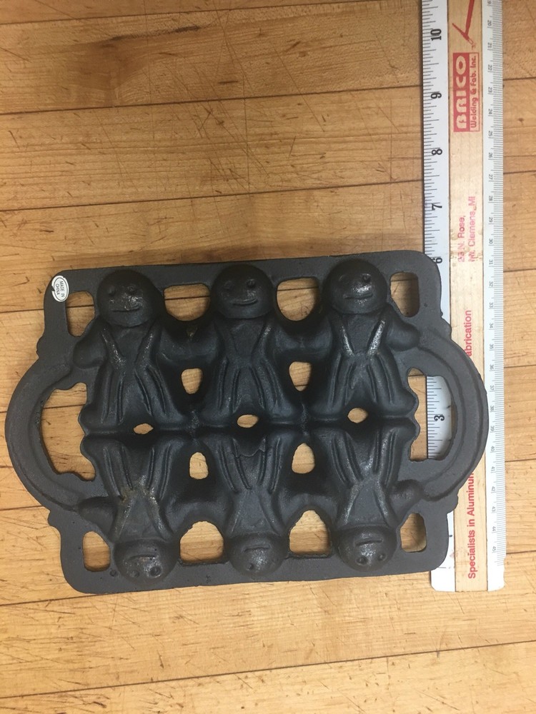 Gingerbread Man Set Of 2 Cast Iron Pans