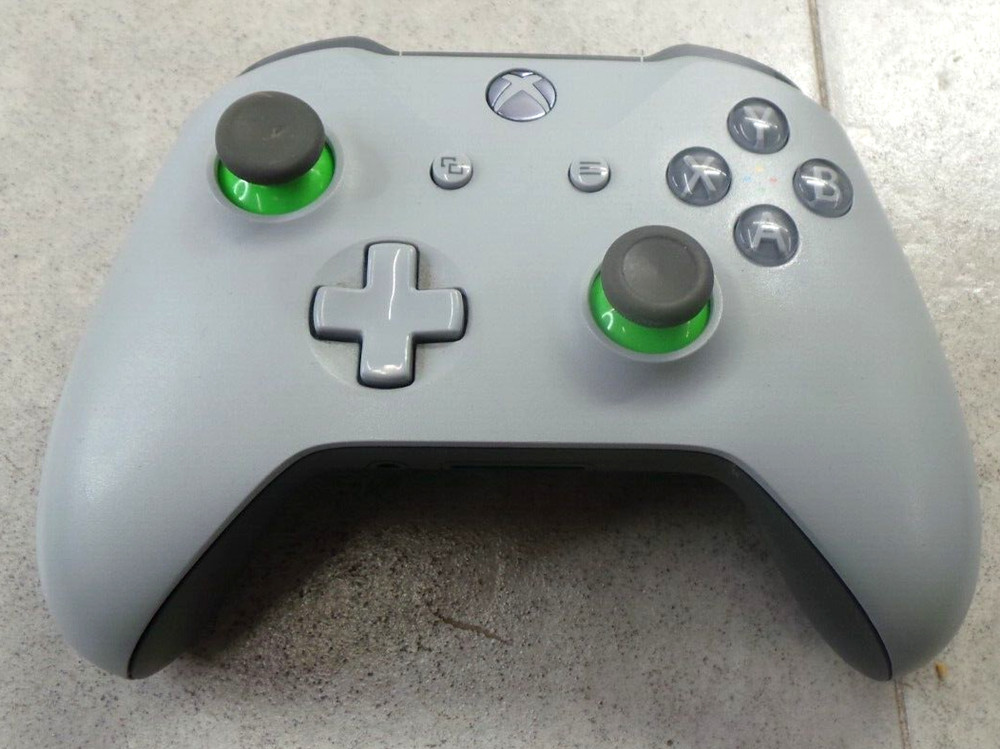 Microsoft Xbox One 500GB Home Console - Black (1540) One controller