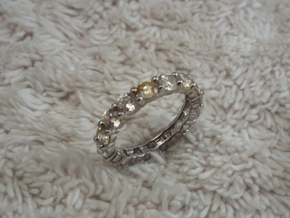 Silvertone Rhinestone Band Ring ~ Size 8 (G3)
