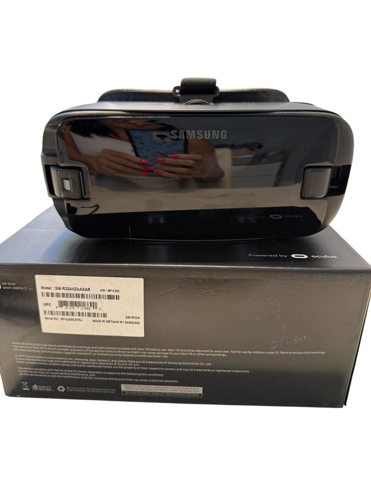 Samsung Gear VR w/ Controller model SM – R324NXZAAXAR