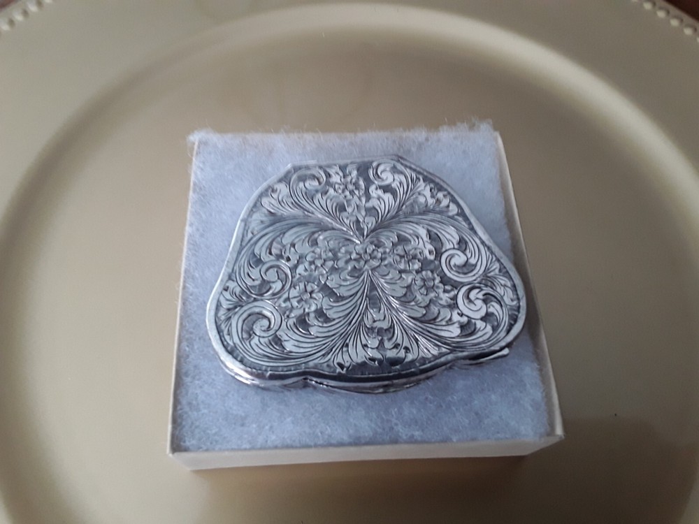 800 silver powder Case With Beautiful Flowers Design