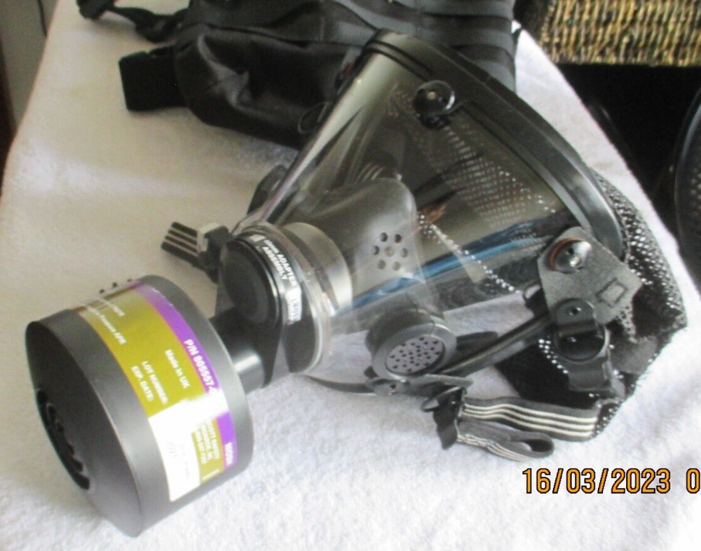 Very Nice Scott Gas Mask with Bag 10009779
