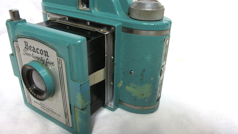VINTAGE 1950s BEACON TWO TWENTY FIVE CAMERA