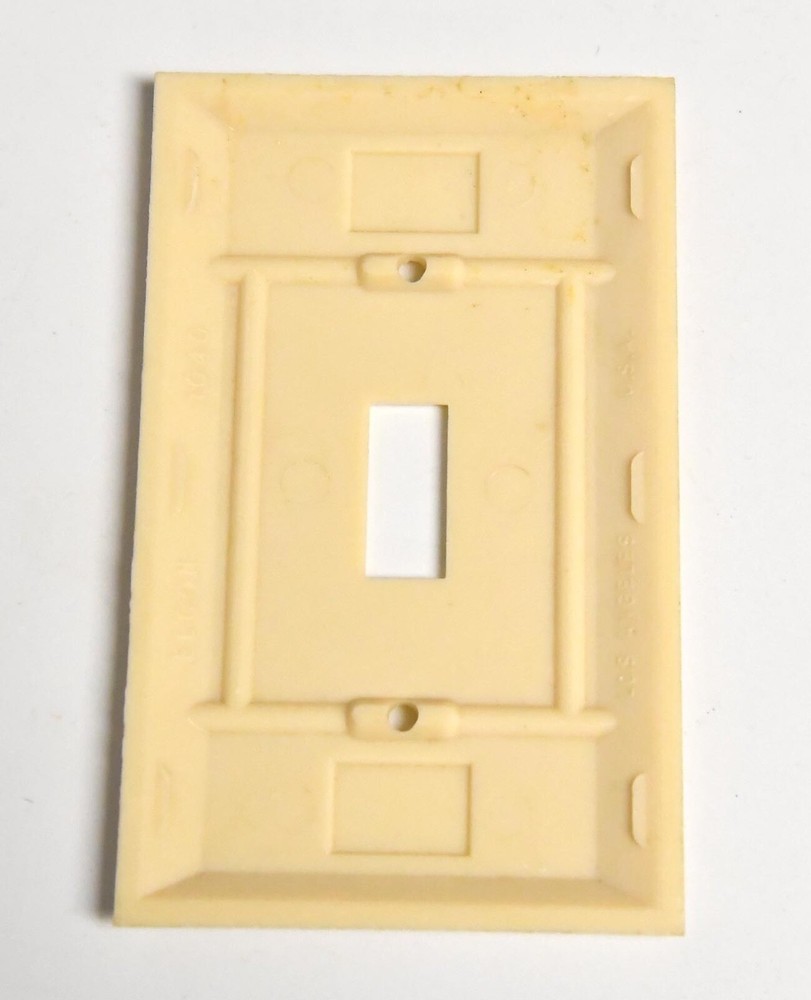VINTAGE NOS IVORY PLASTIC BAKELITE SINGLE SWITCH PLATE COVER