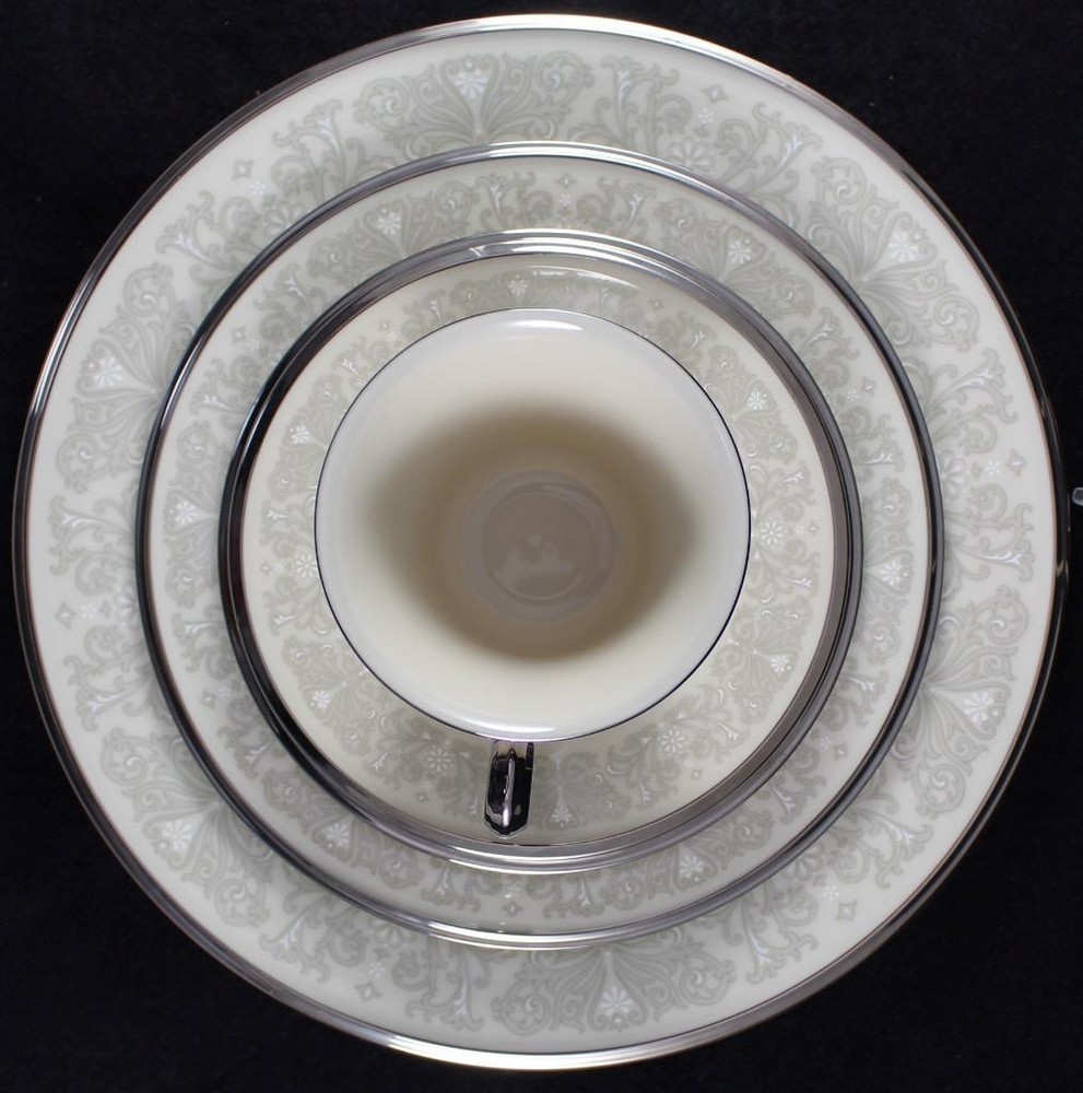 Lenox SNOW LILY 5 Piece Place Setting A+ CONDITION