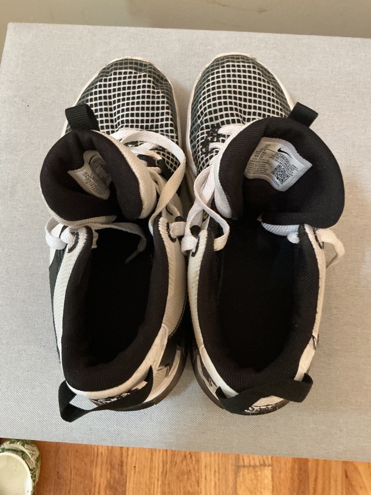 Kids Lebron Sneakers Size 7Y Nike