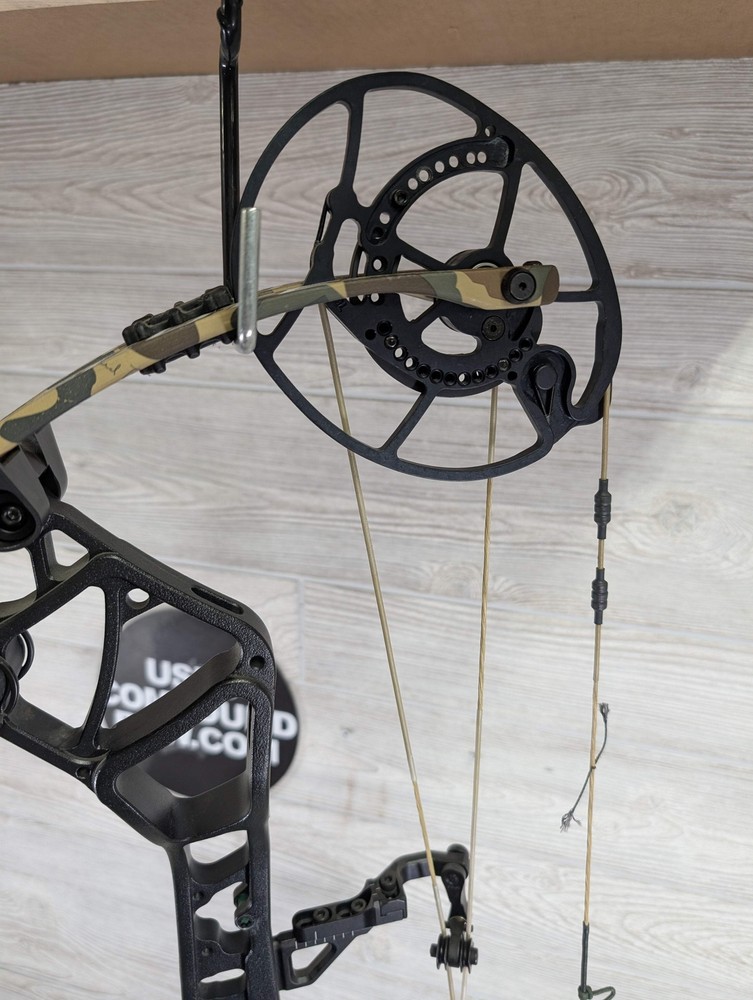 Bear Execute 30 RH 70lb Black Riser/Throwback Limbs Bow