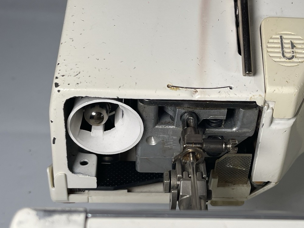 Bernina 1260 Sewing Machine READ