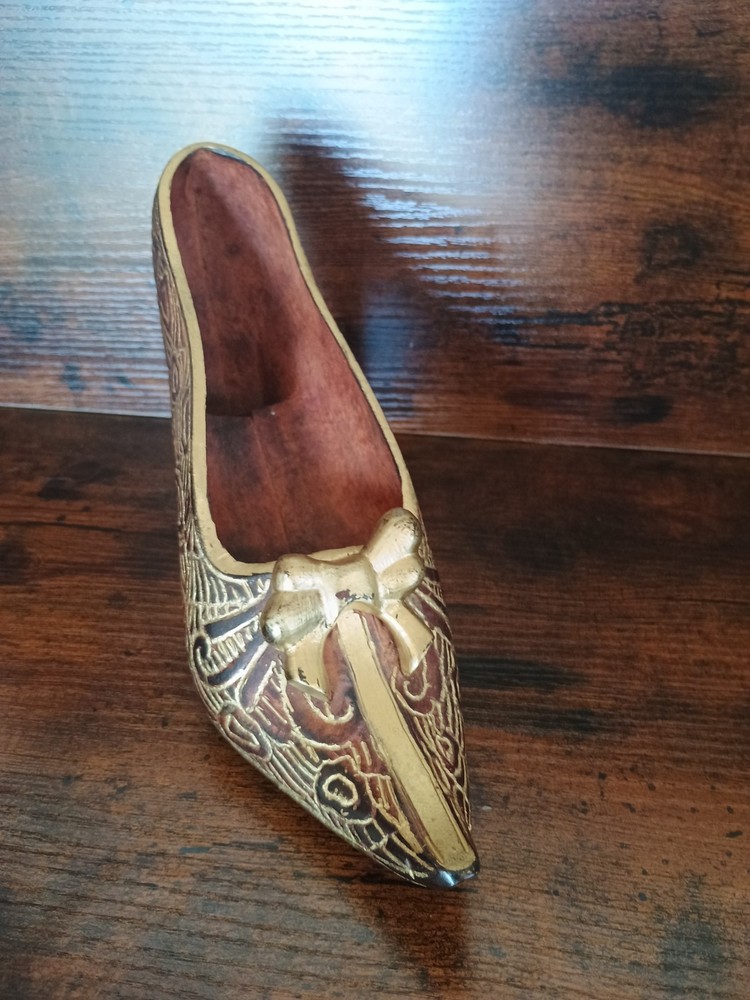 Antique cast metal pin cashing