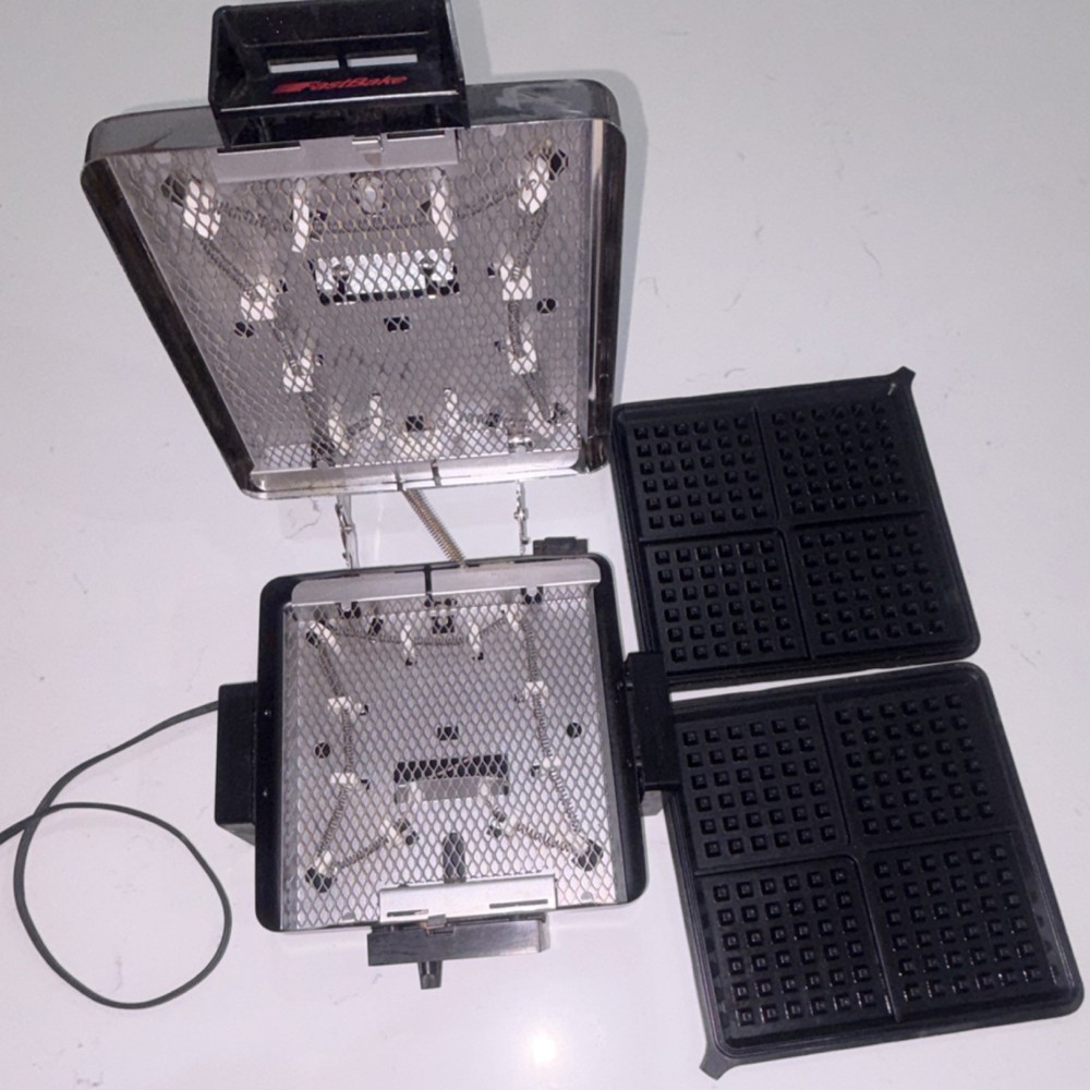 Magic Chef M420 1200W Square Waffle Maker Non-Stick Temp Control Black/Silver