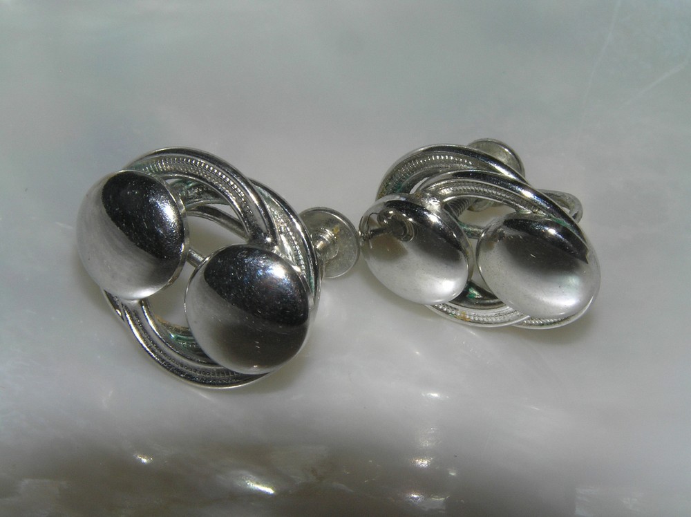 Vintage Interlocking Open Circles w Two Shiny Solid Silvertone Disks Screwback