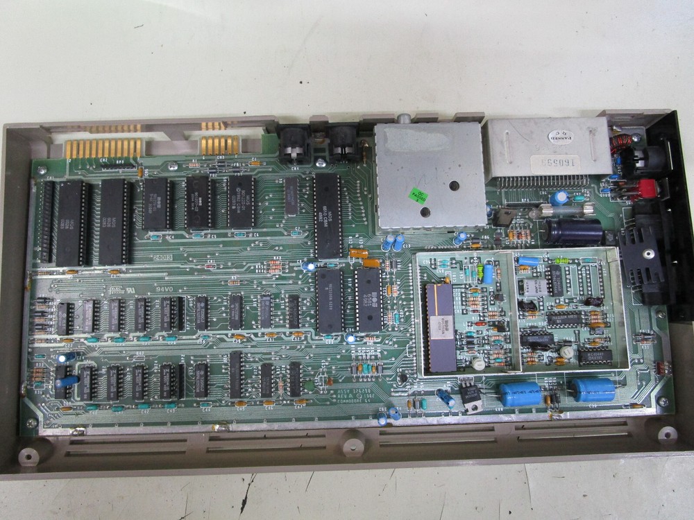 COMMODORE 64 COMPUTER 326298 HEATSINKS CERAMIC TESTED AND WORKING LOT #59