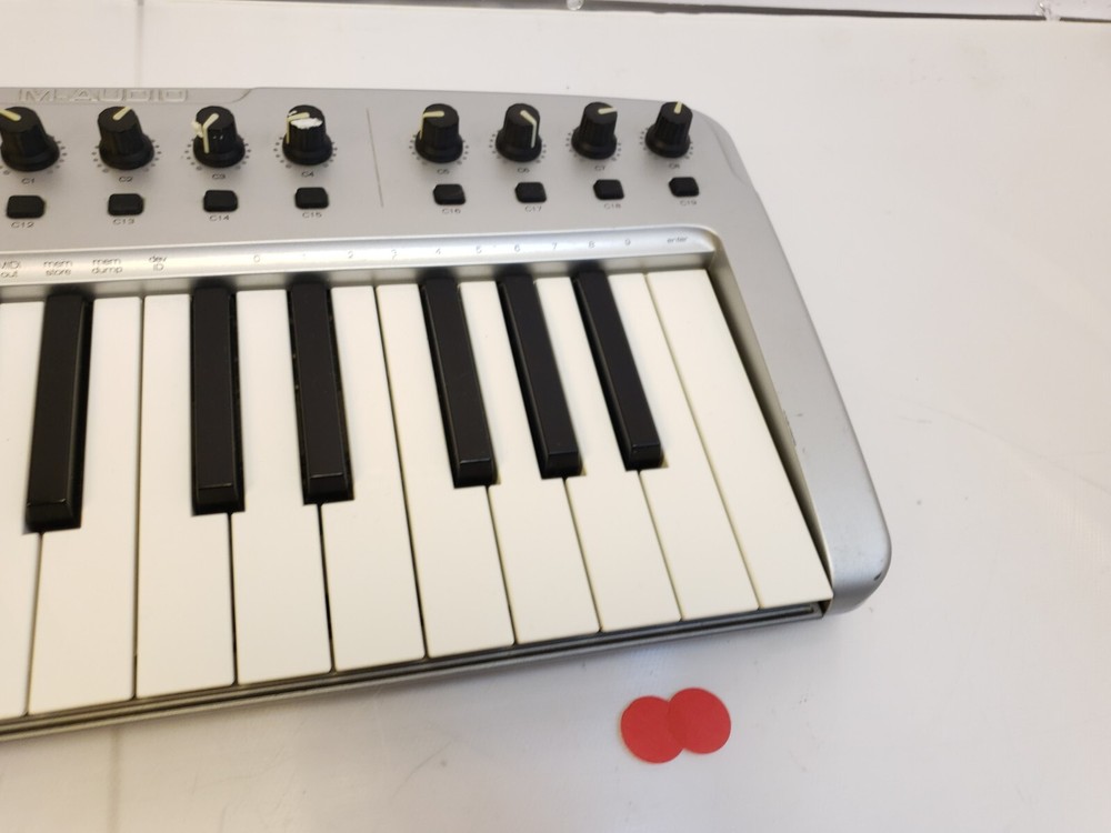 M-AUDIO O2 MIDI CONTROLLER KEYBOARD