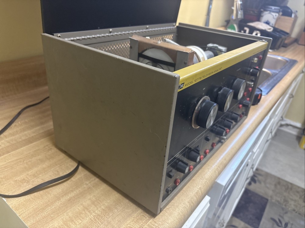 B&K 1968 Precision Model 1077B Television Analyst Powers On!