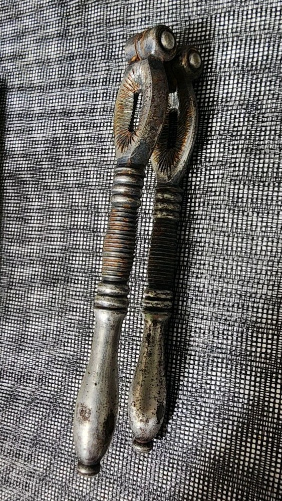 ANTIQUE DOUBLE HINGED WELL-WORKING DISTRESSED SOLID CAST IRON NUT CRACKER 💪🌰