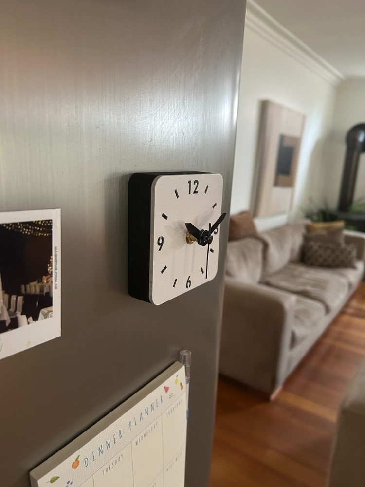 Fridge magnet clock - Robust design - Strong magnets
