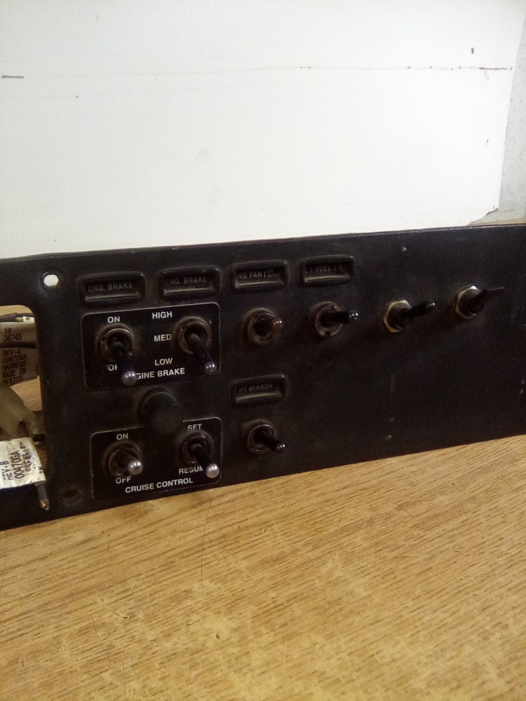 Peterbilt 17-04241-2D00 Dash Switch Panel