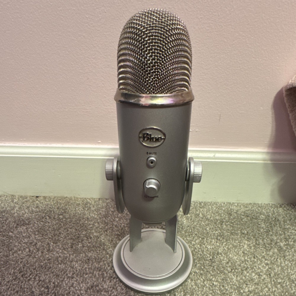 Blue Yeti Silver USB Desktop Microphone Mute Switch Gain Control