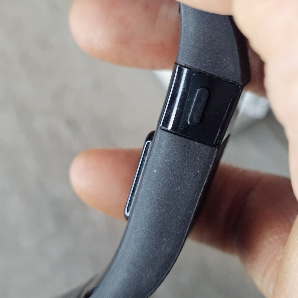 Fitbit Charge HR Wireless Activity Wristband - Size Large - Black UNTESTED