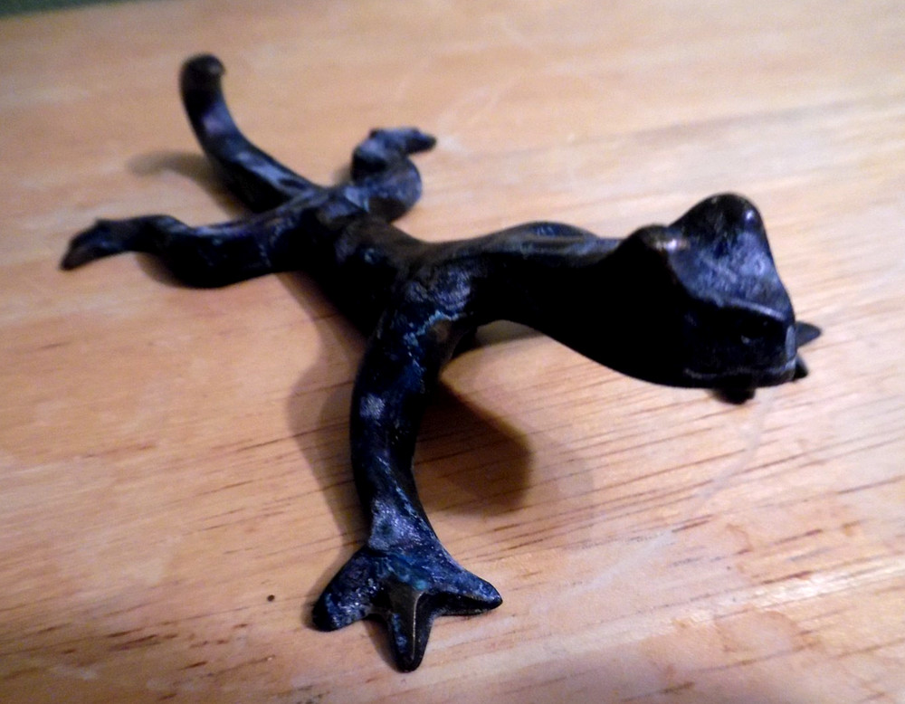 ANTIQUE VERDIGRIS FINISH OVER SOLID BRASS WALL HUNG GECKO LIZARD COAT HOOK