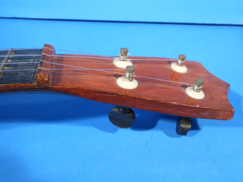 THE HAWAIIAN UKULELE SOPRANO NICE CONDITION!