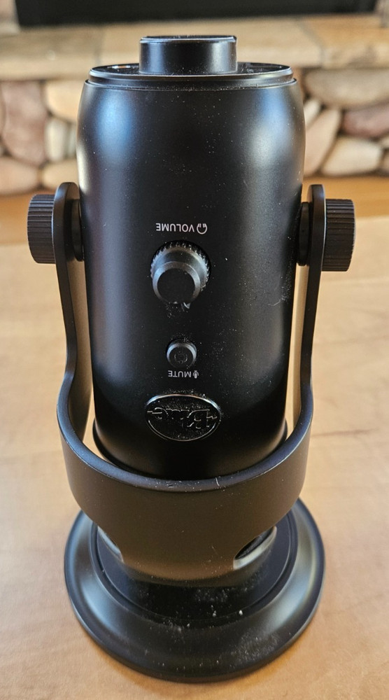 BLUE CAN ICES-3 (b) MICROPHONE WITH STAND