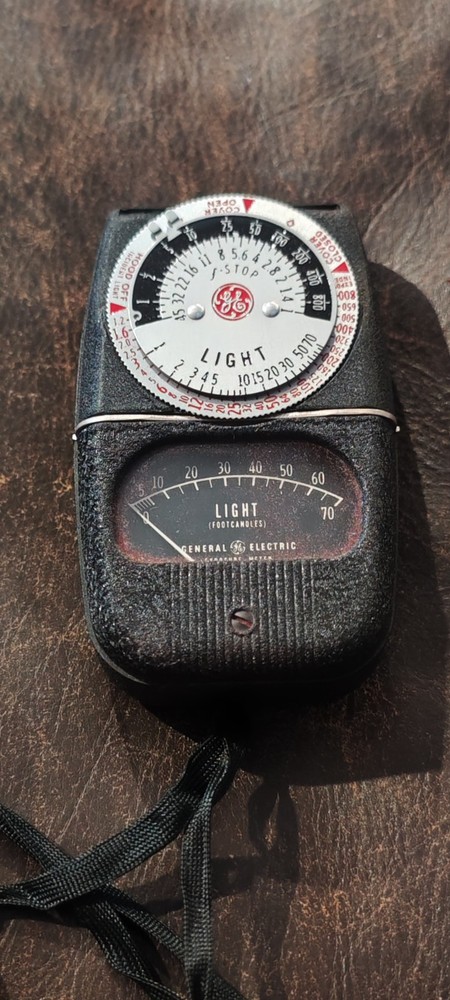 GE Type DW-68 handheld light meter / exposure meter - with Leather case