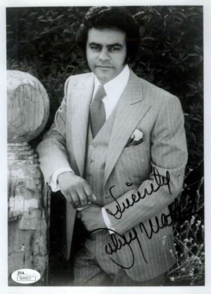 JOHNNY MATHIS, SIGNED JSA SINGER   8X10 AUTHENTICATED #N44413