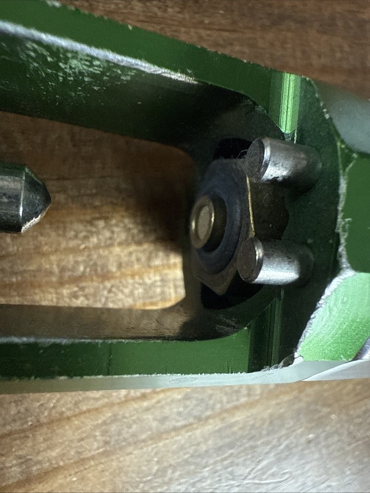 Flotec, Inc. Heavy Duty Oxygen Regulator - Green / Silver - Untested